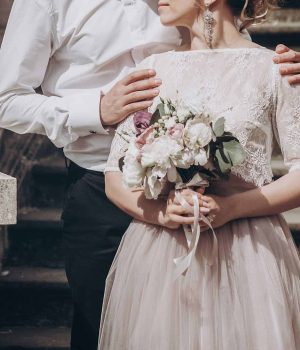 stylish-wedding-couple-with-bouquet-2021-08-29-09-30-00-utc.jpg